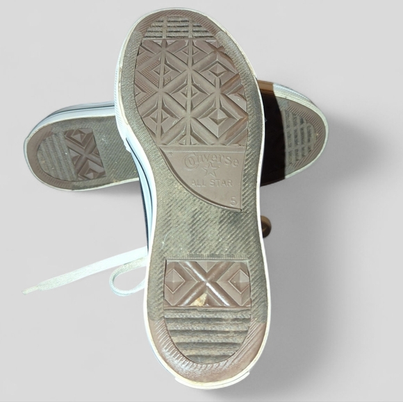 Converse Chuck Taylor All Star high-top sneaker. Size 7 - Picture 4 of 5